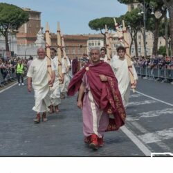 Spettatore a sinistra della parata